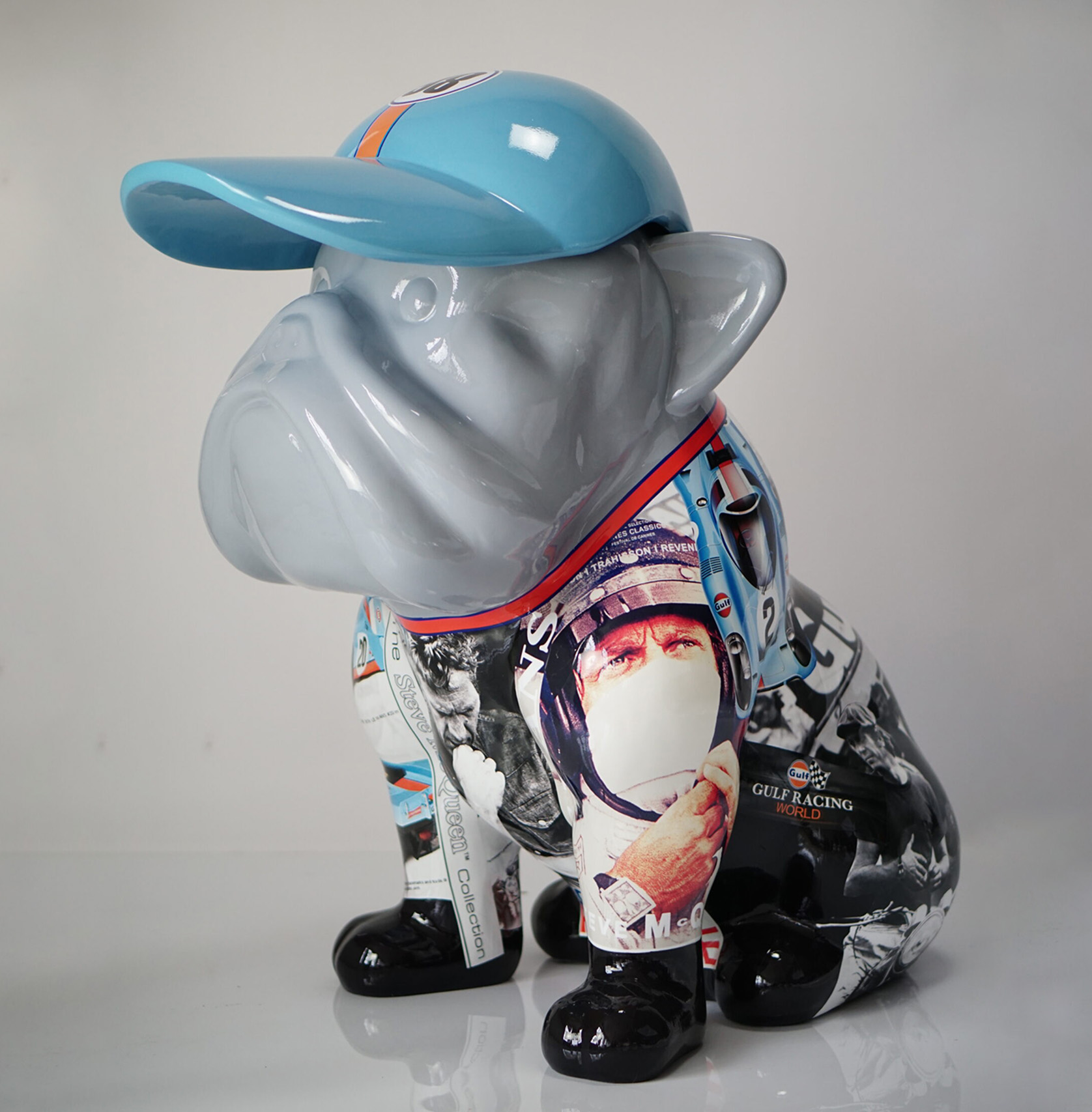 Bulldog dog with hat - McQueen 1 Rzeźba psa w czapce z daszkiem, ozdobiona kolorowymi obrazami i napisami.