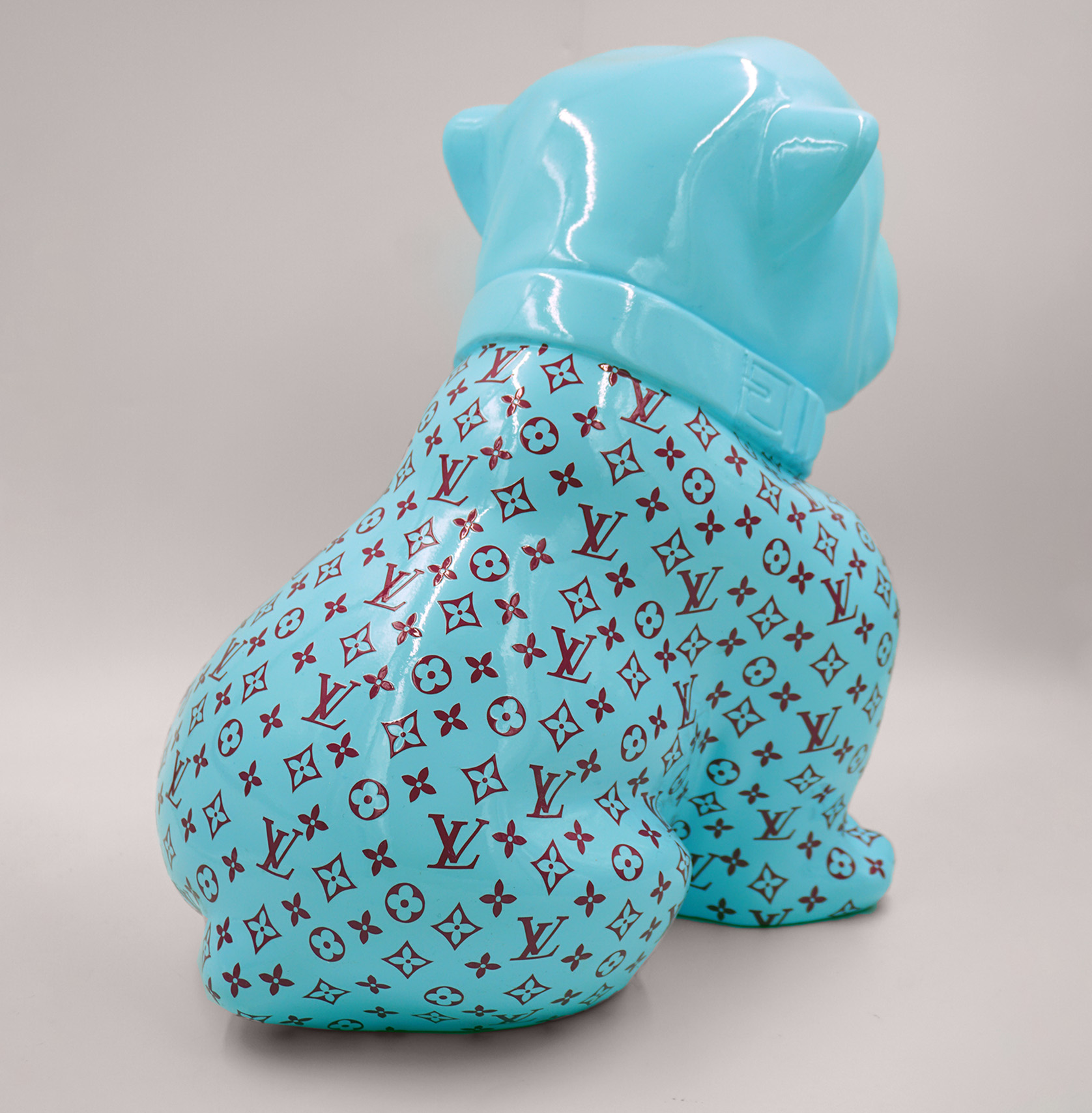 Bulldog Angelo 60cm dog - monogram 2 Rzeźba psa w kolorze turkusowym z wzorem w logo Louis Vuitton.