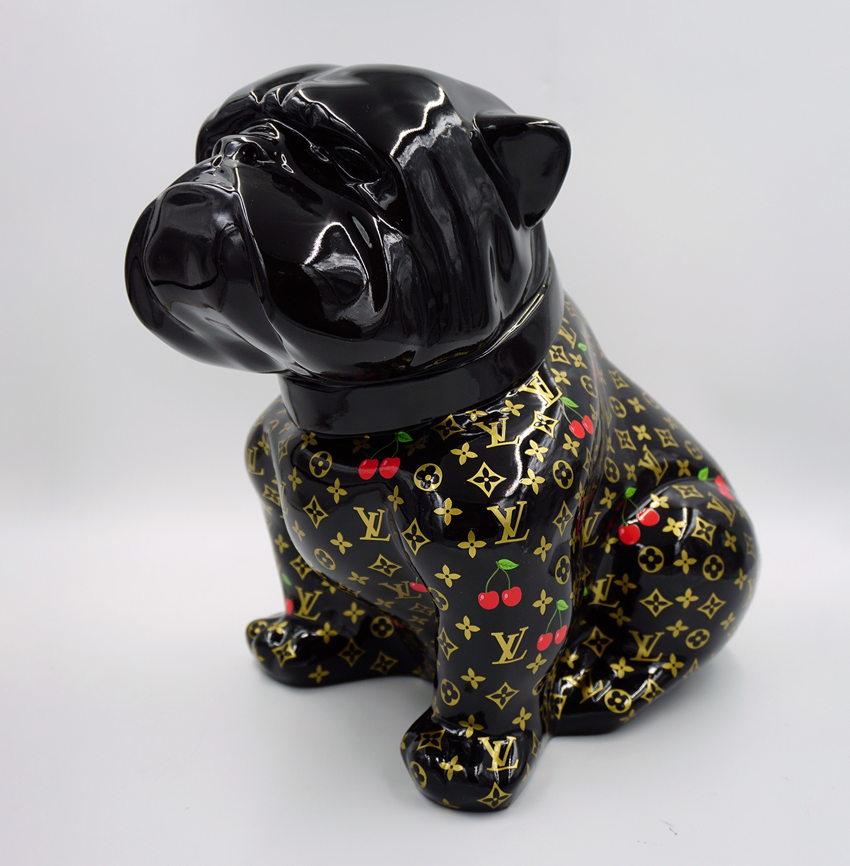 Bulldog Angelo 60cm dog - cherry monogram 1 Rzeźba psa w czarnym kolorze, ozdobiona złotym wzorem w stylu Louis Vuitton z motywami wisienek.