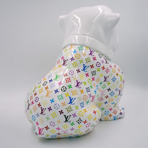 Ceramiczna figurka psa w białym kolorze z wielokolorowym wzorem logo marki Louis Vuitton.