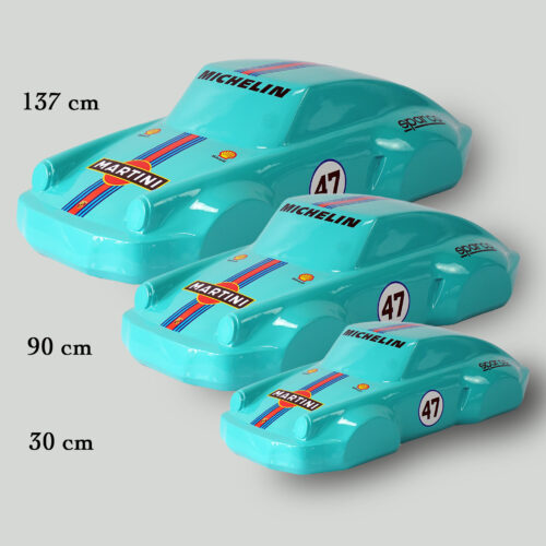Three blue toy cars with racing decals, each in different sizes: 137 cm, 90 cm, and 30 cm.