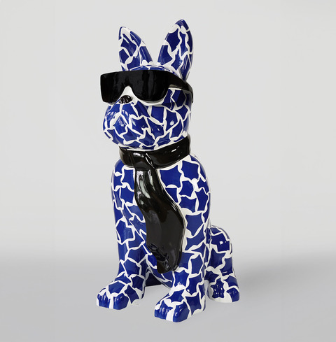 Ceramiczny pies w okularach przeciwsłonecznych i krawacie, pokryty wzorem z niebieskich i białych plamek.