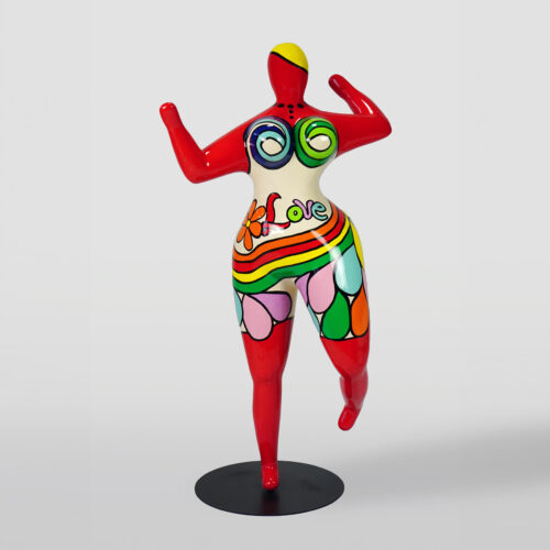 Kolorowa rzeźba abstrakcyjnej postaci z napisem 