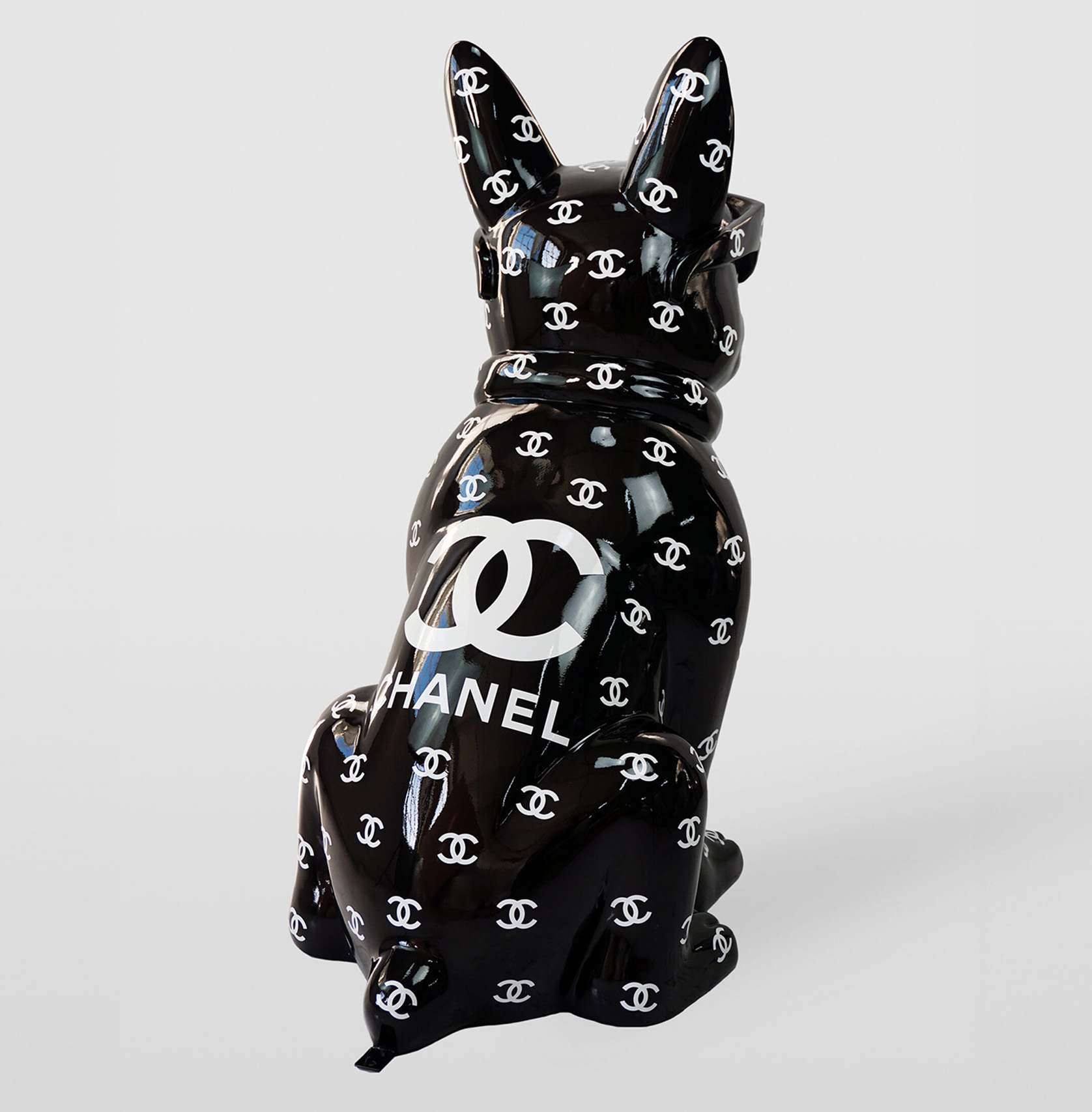 Large figure of a bulldog with a tie and glasses - Logo 2 Czarna figura psa pokryta logo Chanel.
