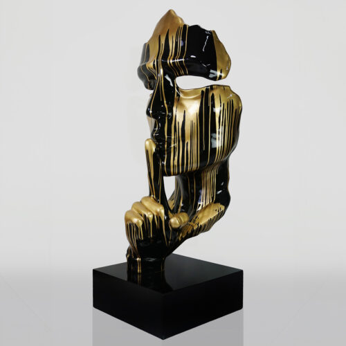 Rzeźba przedstawiająca symboliczną postać wykonującą gest 