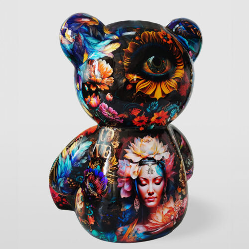 Kolorowy rzeźba misia z malowidłami w stylu surrealistycznym, przedstawiającymi kwiaty, oko słońca i kobiecą twarz.