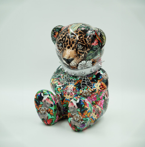 Pluszowy miś z nadrukiem głowy lamparta i kolorową, kwiecistą grafiką.