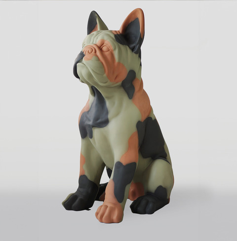 Rzeźba psa w kolorowej mozaikowej teksturze na szarym tle.