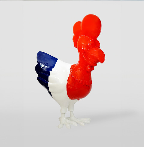 Kolorowy kogut w barwach niebiesko-biało-czerwonych.