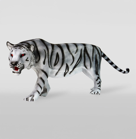 Biały tygrys zabawka z czerwonymi oczami i czarnymi paskami.