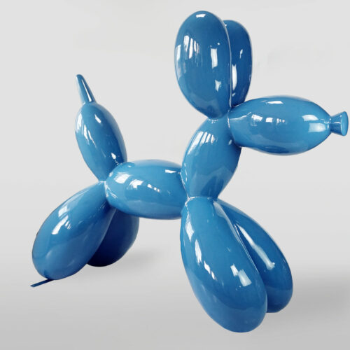Niebieska rzeźba balonowego psa na jasnym tle.