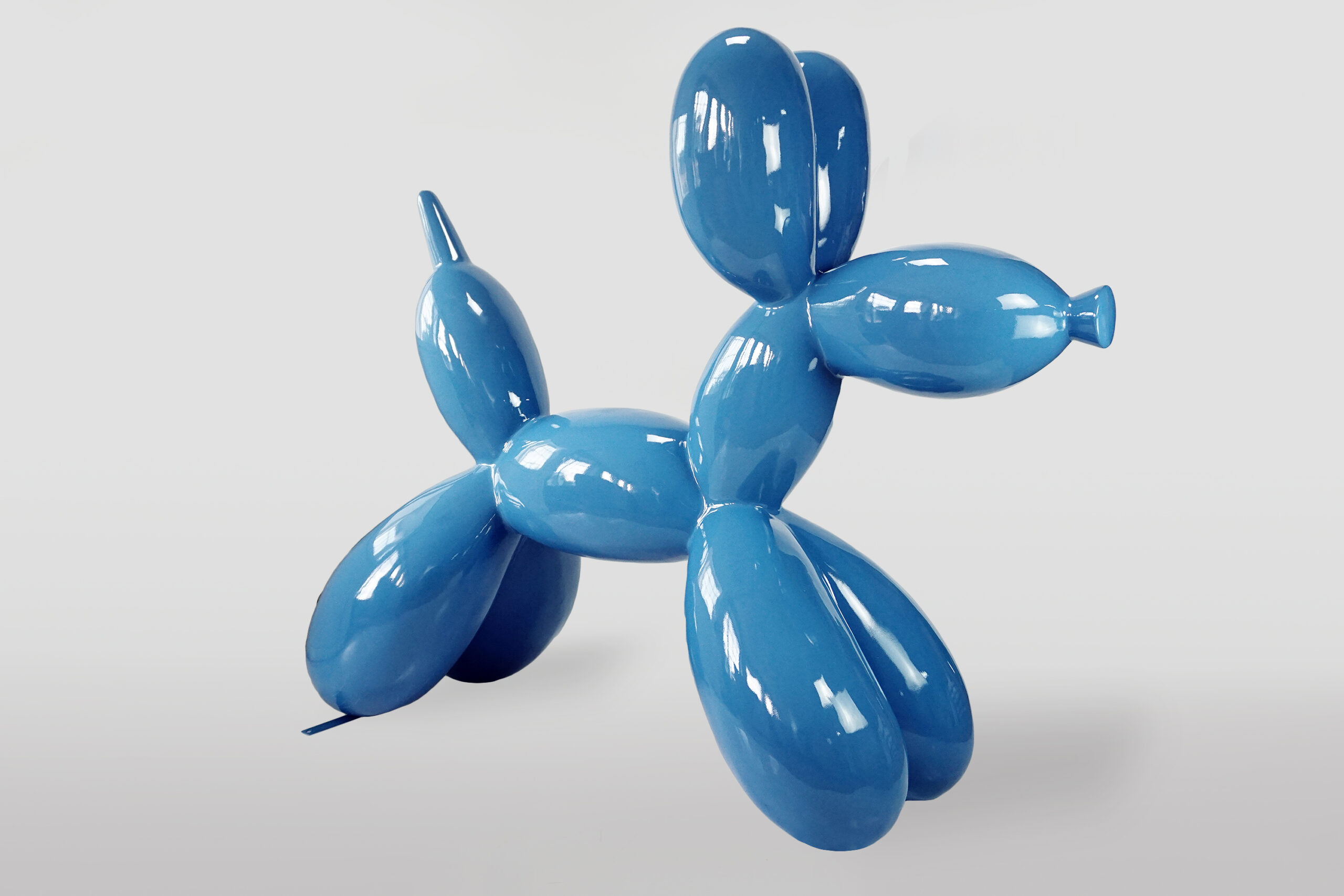 Balloon Dog - Large Decorative Figure - Blue 1 Niebieska rzeźba balonowego psa na jasnym tle.