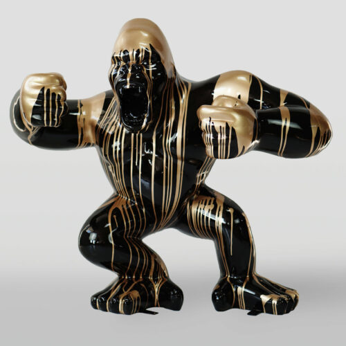 Posąg goryla w walczącej pozie, pomalowany na czarno i złoto