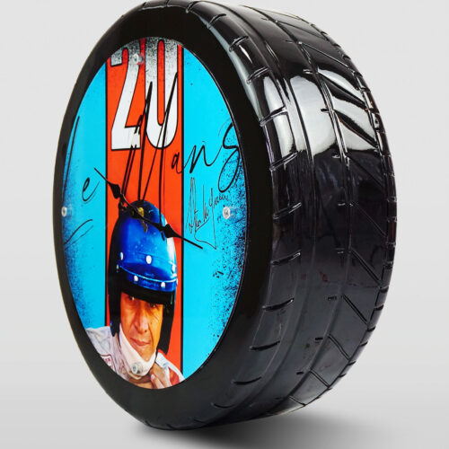 Zegar ścienny w kształcie opony samochodowej z wizerunkiem kierowcy w kasku i tekstem 