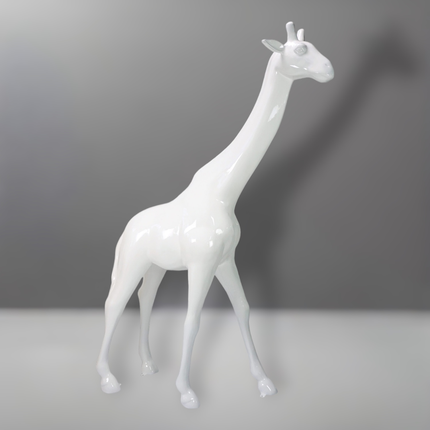 Large giraffe 230cm pink version 3 White ceramic giraffe statue with a glossy finish against a grey background.