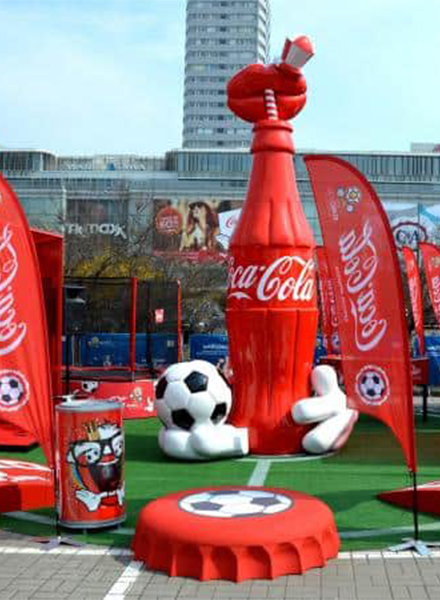 Coca-Cola bottle for Euro 2012 2 Dekoracja plenerowa z dużą butelką Coca-Coli, piłką nożną oraz czerwonymi flagami.