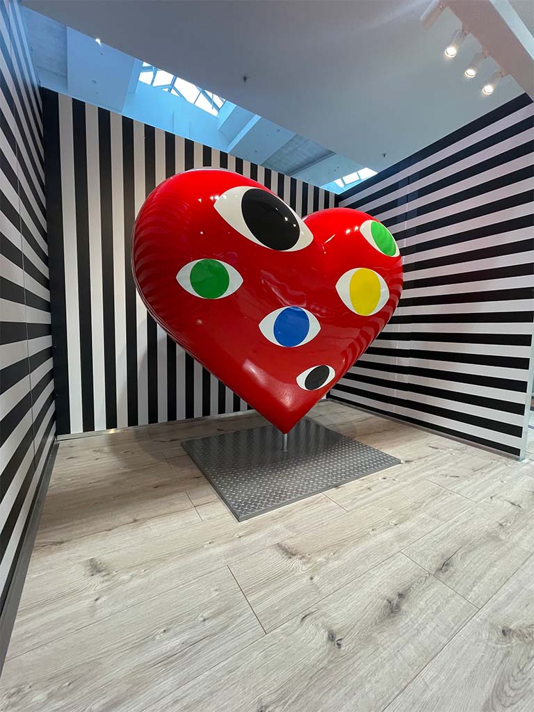 A Heart Full of Eyes for the Event Agency 5 AM 3 figura patrz sercem