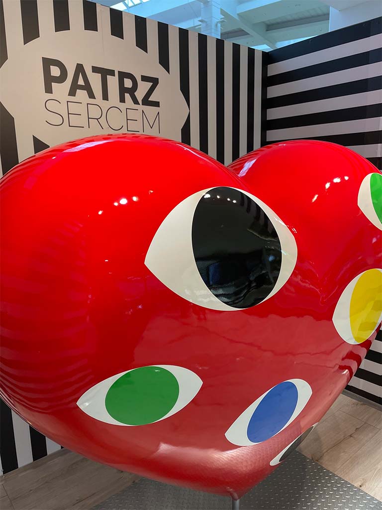 A Heart Full of Eyes for the Event Agency 5 AM 4 figura patrz sercem