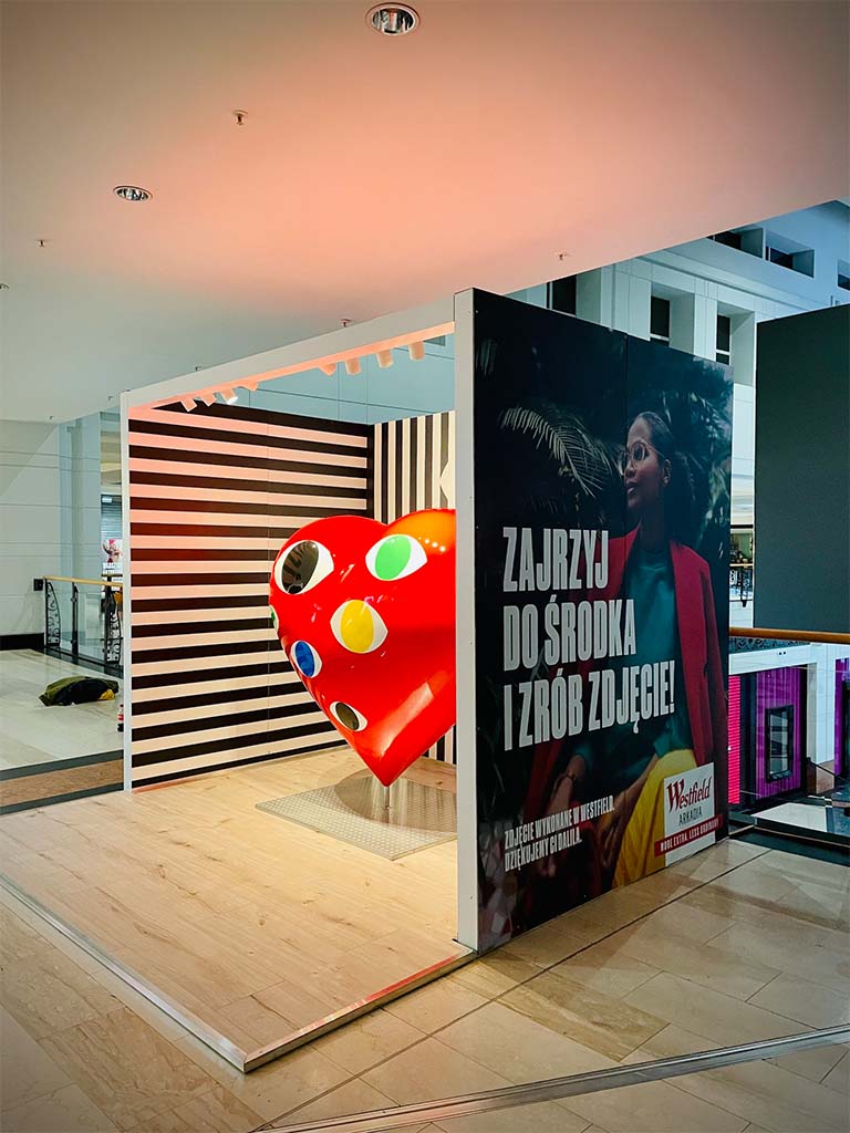 A Heart Full of Eyes for the Event Agency 5 AM 5 figura patrz sercem