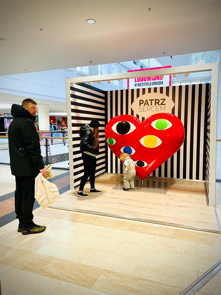 A Heart Full of Eyes for the Event Agency 5 AM 6 figura patrz sercem