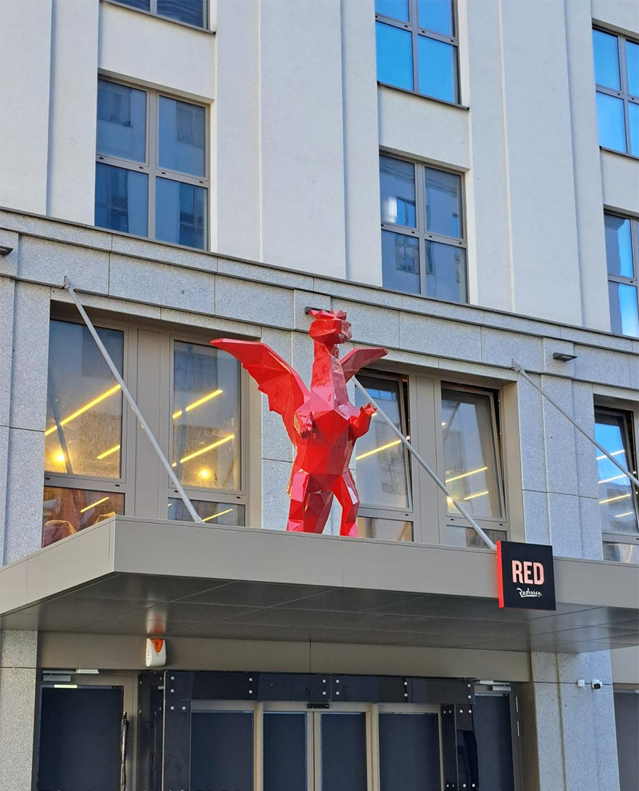 Low Poly Dragons at the Radisson Hotel 9 Czerwona rzeźba smoka nad wejściem do budynku Radisson RED.