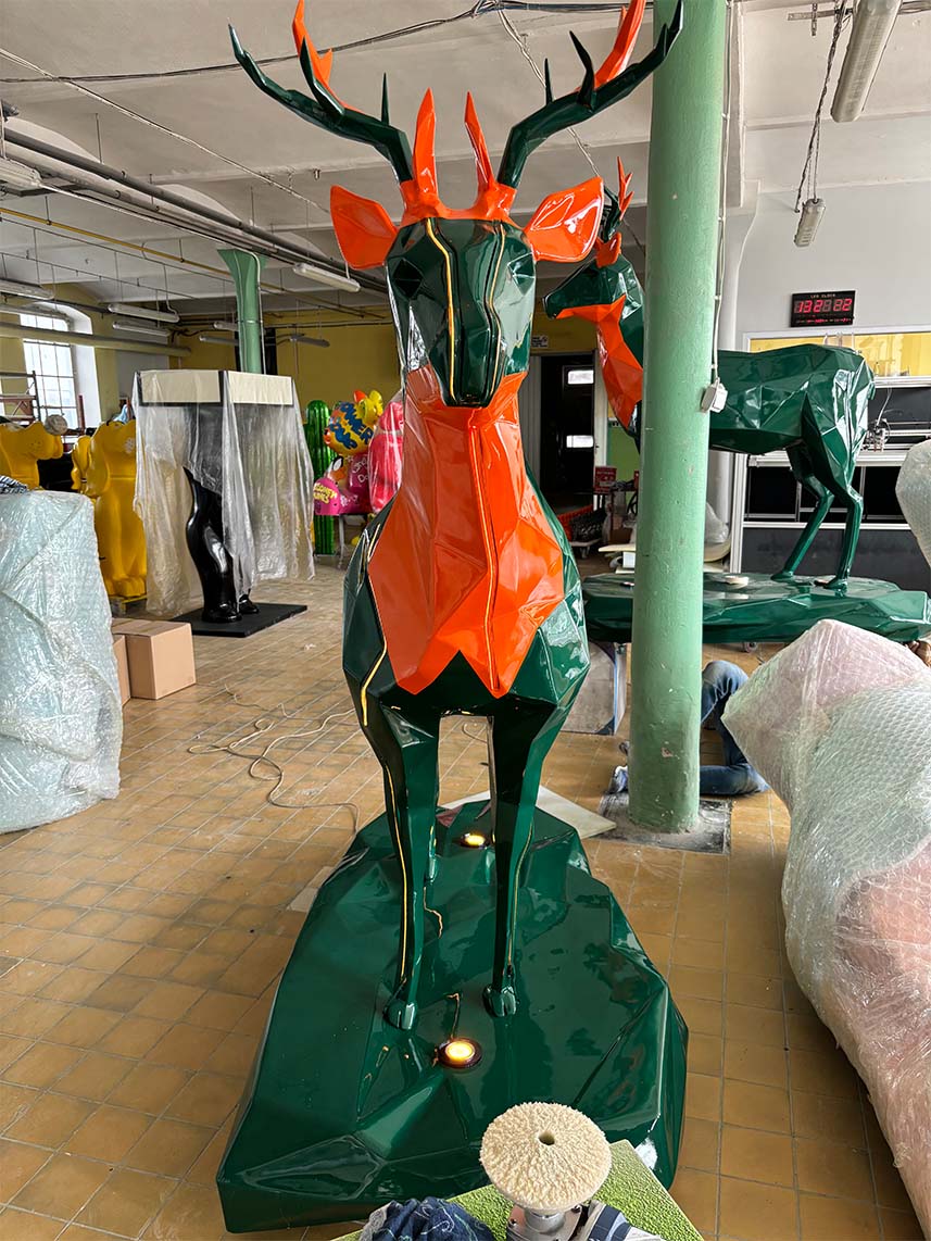 Jägermeister Deer with Lighting 9 Kolorowa rzeźba jelenia w warsztacie.