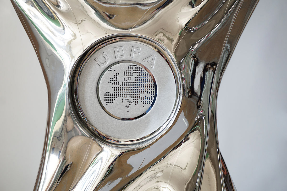 Large UEFA Super Cup Figure for the 2024 Championship 2 Srebrny puchar z centralnym medalionem zawierającym napis UEFA i wzór mapy Europy złożony z punktów.