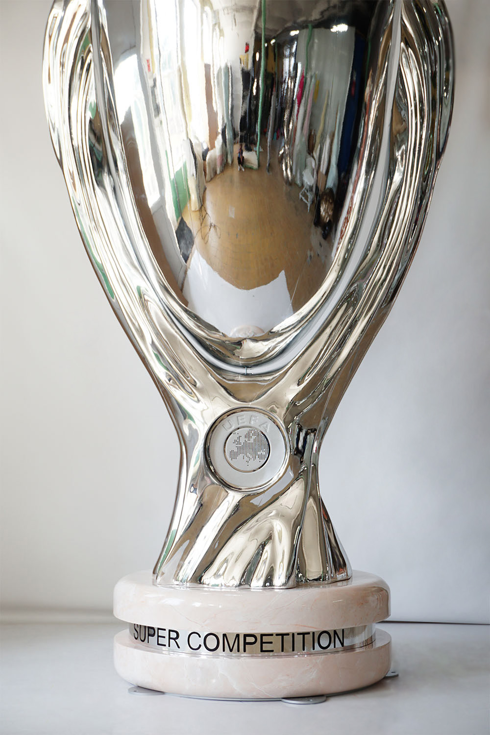 Large UEFA Super Cup Figure for the 2024 Championship 6 srebrny puchar UEFA Super Competition na marmurowej podstawie z czarnym napisem SUPER COMPETITION na białym tle